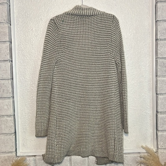 Vera Wang Princess silver and white long cardigan very soft material size large - Picture 9 of 9
